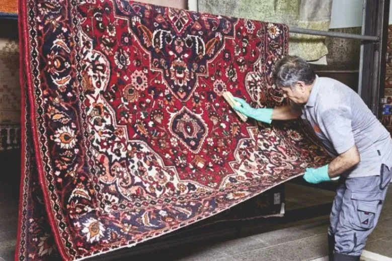 Nettoyage tapis avec du brosse à Paris